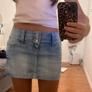 Mini jeans kjol  - Midjemått 37cm. Längd 29cm 🩷 bra skick 