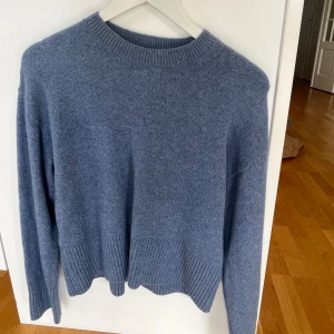 Stickad tröja - Super fin stickad tröja i topp skick. Endast använd fåtal gånger.  Är lite större i storleken, är vanligtvis en S. Pris kan diskuteras🌸