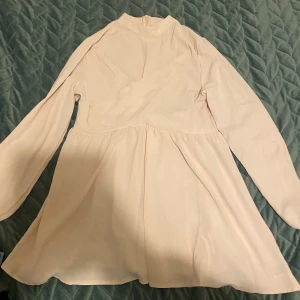 Enkel blus - Axel: 41 cm Längd: 79.5 cm Armlängd: 60 cm Byst: 105 cm  Midjastorlek: 84 cm  Manschett: 22.5 - 38.5 cm Använd bara en gång. Helt ny utan prislapp. Fast tror ej vi har bälte längre men fin med eller utan bälte. 