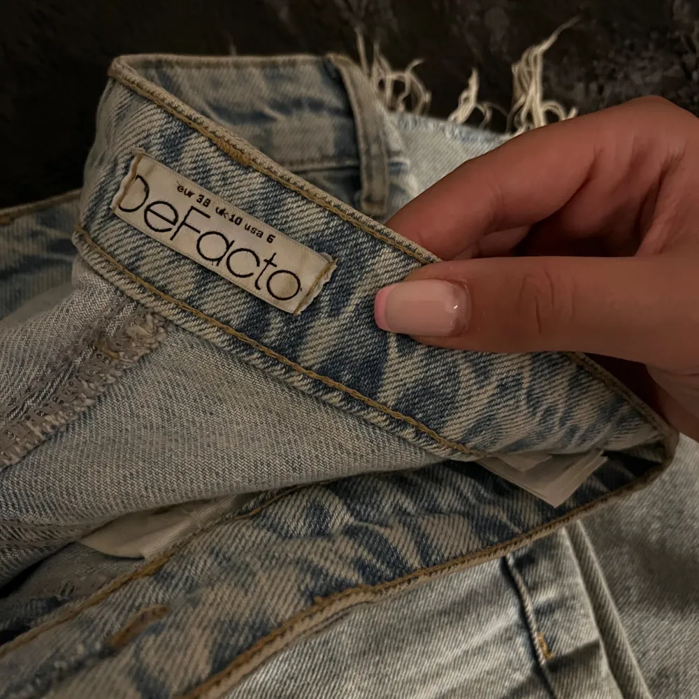 Säljer ett par ljusblå jeans från DeFacto i storlek 38. De har en rak passform och använda ett fåtal gånger 🩷köpta för 400kr. Jeans & Byxor.