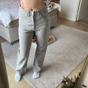 Grå jeans från Weekday - Hej! Säljer ett par snygga grå jeans från Weekday. De är högmidjade och har en straight passform som ger en avslappnad look. Perfekta för både vardag och fest! Materialet är mjukt och bekvämt, vilket gör dem till ett måste i garderoben.