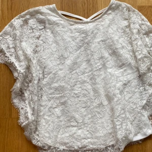 Vit spetsblus - Säljer en superfin vit spetsblus med korta ärmar. Perfekt för sommardagar eller festliga tillfällen. Blusen har en luftig passform och vackra spetsdetaljer som ger en romantisk känsla. Passar både till jeans och kjol! Priset går att diskutera, kontakta om du har frågor eller vill ha fler bilder💗💗
