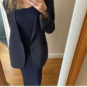 Blå kavaj/blazer - Säljer denna oversize kavaj, där jag själv tagit bort axelvaddarna! 