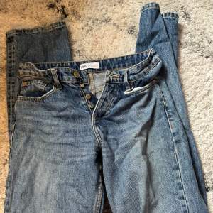 Säljer ett par klassiska blå jeans från Zara i storlek 36 mid waist. Jag är runt 1,72 och dom är rätt så korta på mig så dom skulle nog sitta perfekt på nån under 1,70! Skrivvför info samt fler bilder! 