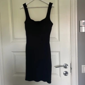 klänning - i bra skick och inte använd så många gånger