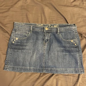 Mini jeans kjol  - Midjemått 41cm o längd 30cm ❤️ bra skick 