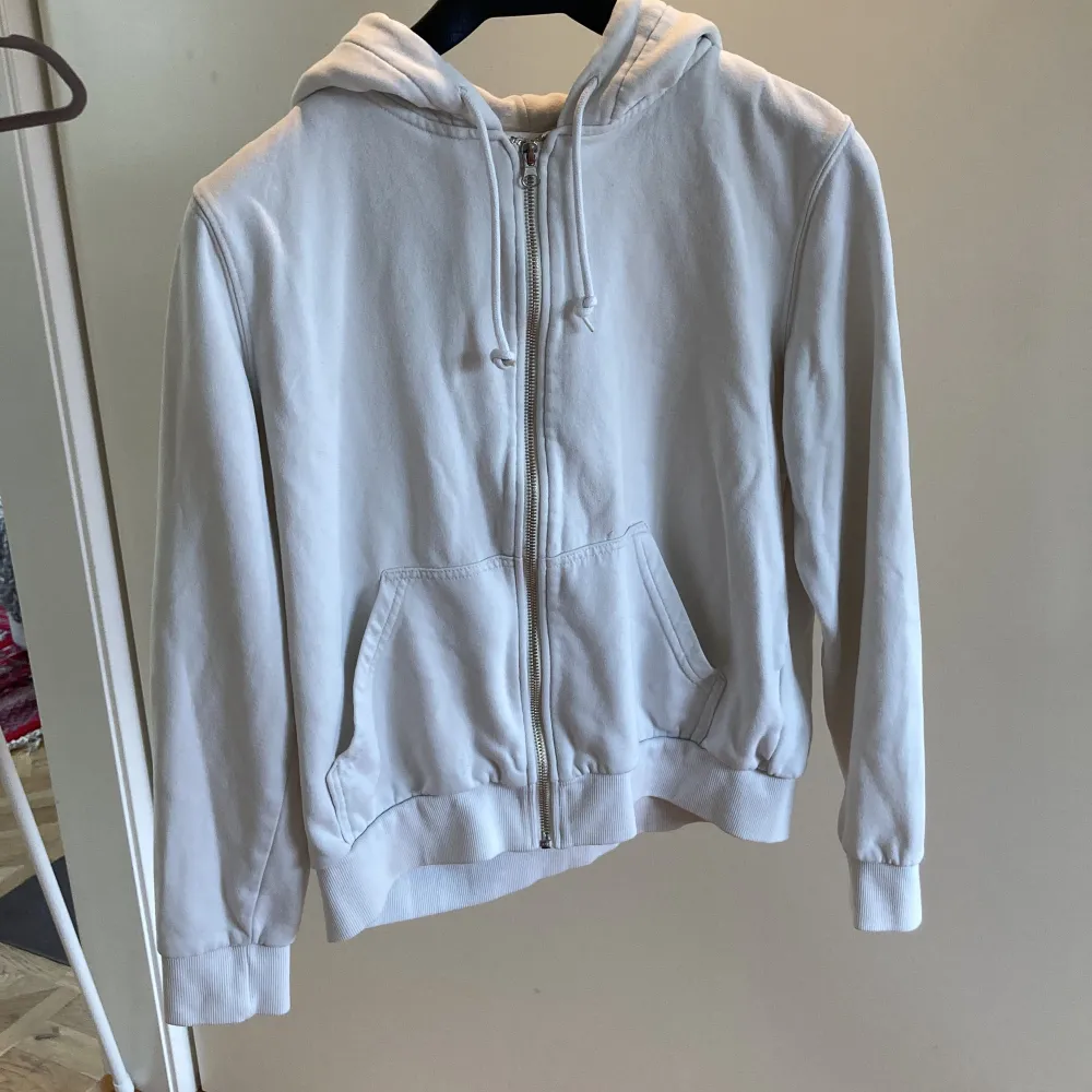 Vit zip-up från h&m i storlek S. Bra skick. . Hoodies.