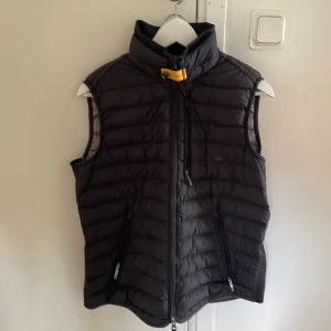 Parajumpers SUPER LIGHT - Hej säljer min Parajumper väst, använts få gånger, Bra skick, priset är inte hugget i sten.