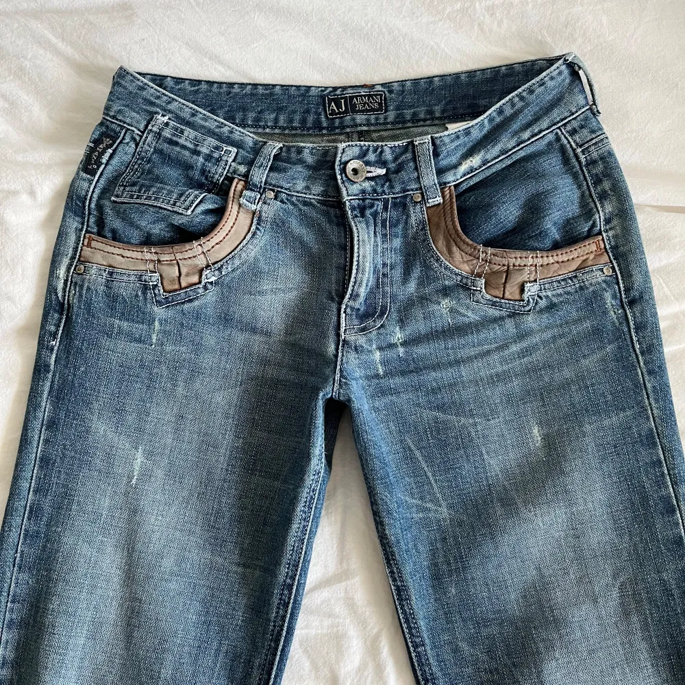 Älskar dessa så mycket, de är lowwaist, straightleg med kanske lite flare. De har en ljusare wash med så snygga slitingar.  Mycket bra skick!💗  Midjemått 37cm, innerbenslängd 78cm . Jeans & Byxor.