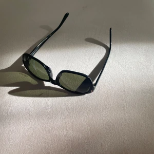 SOLGLASÖGON  - SVARTA TOM FORD SOLGLASÖGON. MILDA REPA PÅ VÄNSTER RAM.  