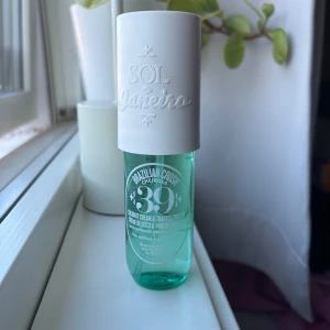 Sol De Janeiro 39 - Det är kvar ungefär 90% av den. Säljs inte längre. Säljer på grund av att den inte kommer till användning🩷