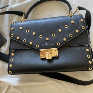 Michael kors väska oanvänd - Väska från michael kors Oanvänd, inköpt i London, Care card finns i väskan. Ligger ute på fler sidor 