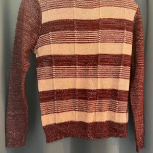 Gullig dtickad - Glittrig stickad tröja