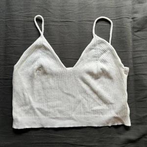 Vitt linne - Simpelt vitt linne som är stickat✨