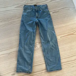 Säljer mina blå Lee jeans. Jeansen är regular fit. Storlek 27/28. Skriv om ni har funderingar!