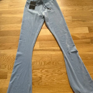 Low Rise Bootcut Juicy Couture, ljus blåa - Ett par jättefina, oanvända juicy byxor med storlek XXS, ljus blåa. Jag är 165 cm lång och de är lite för långa💗 