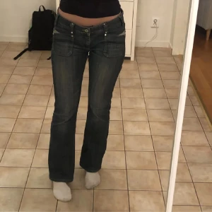 Jeans - Superfina jeans från diesel köpta här på Plick i storlek W32, de sitter ungefär som en M. Skulle säga att jeansen är lite ljusare i verkligheten. Lånade bilder från förra säljaren då de tyvärr var för stora för mig❤️ 