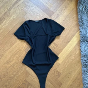 boohoo body - storlek XL, men sitter som en M