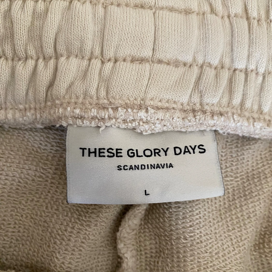 Beige mjukisbyxor från These Glory Days - 91