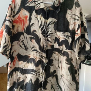 Our Legacy skjorta - Säljer den feta kortärmade skjorta från Our Legacy. Den är från en tidigare kollektion och är använd. Men den är i bra skick. Den sitter som en medium.