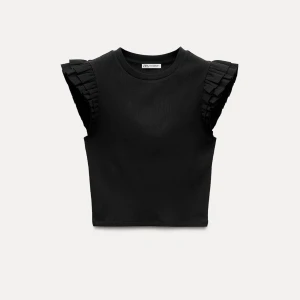 Zara tröja -  Säljer denna svarta tröja från zara i bra skick och använd bara ett par få gånger. 