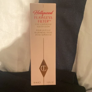 Charlotte tillbury flawless filter - Har tyvärr råkat beställa heeelt fel färg. Denna är helt oanvänd såklart! Den lägger sig super fint på ansiktet och ger ett sånt glow😍💕 färg, 4,5