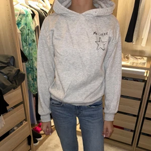 Hoodie  - Hoodie från Gina tricots barnavdelningen men den passar mig som är storlek xs. Använd ca 5 gånger så i väldigt bra skick. Köpt för 350 och säljer för 200kr