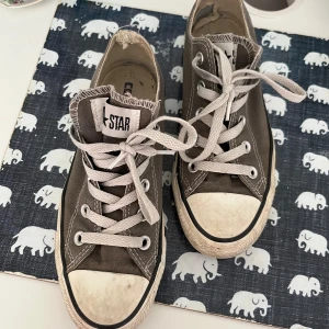 Converse skor - Converse skor i storlek 36,5. Skulle ändå säga att det är väl använda men i gott skick och har inga hål eller så. Skriv för mer bilder/info eller om ni har frågor💞  Priset kan diskuteras 