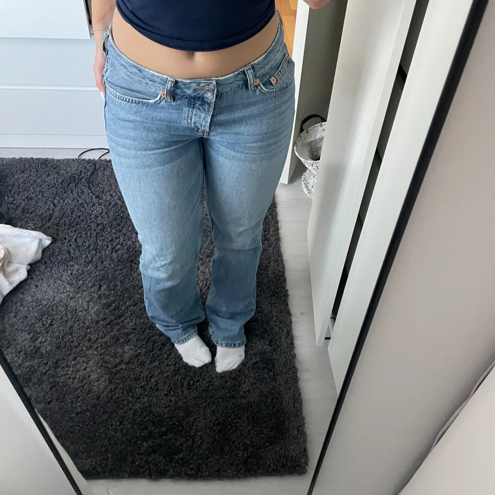 Jättefina jeans från lager 157 som jag köpte för några år sen, fortfarande i väldigt bra skick. Jag är 163 och har vanligtvis storleken S eller 36 i byxor och dom sitter perfekt💕Nypris: 400kr. Jeans & Byxor.