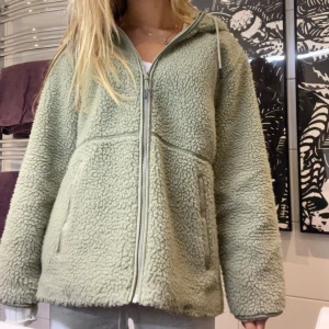 Pile jacka hm - Jättesöt grön teddyjacka från hm, nyskick!🥰❤️ Kan gå med på att sänka priset i snabb affär! Nypris: 600kr