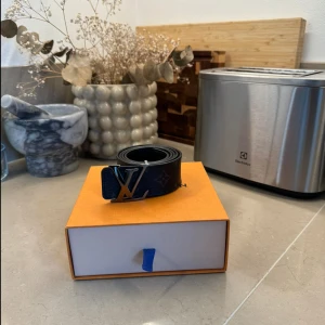 LV bälte - LV Initiales 40MM Reversible Belt Storlek: 85 Cond: 8,5/10 Köpt i LV butiken i STHLM för 5850kr Köp nu för: 2899kr  