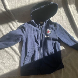Nike PSG tech - 128-137cm är i väldigt bra skick och säljer den för att den har blivit för liten.