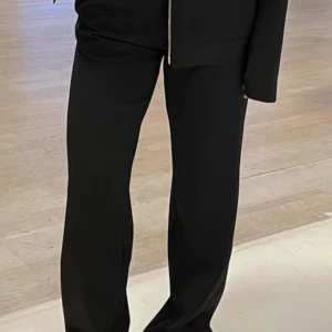 Djerf Avenue kostymbyxor - Kostymbyxor från Djerf Avenue! 🖤Svarta kostymbyxor, högmidjade och raka ben. I storlek small. Använda men fortfarande i gott och fint skick! 🫶🏼