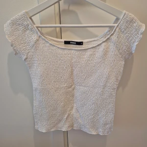 Topp Bikbok - Topp/crop top från Bikbok. Off shoulder topp.  Stechbar material. Använd fåtal gånger. Storlek M. 65% polyester, 35% viskos. 