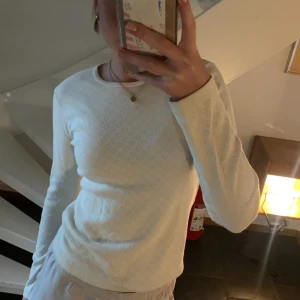 Beige brandy Melville långärmad  - Beige långärmad tröja från brandy Melville med små hjärtan på. One size passar xs-s