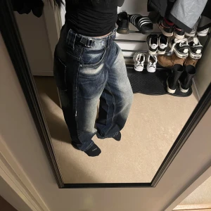 Navy washed out baggy - Baggy jeans i storlek 34. 