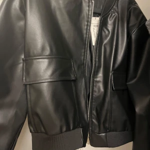 Skinn bomberjacka  - Aldrig använt, köpt i en butik i Turkiet  (Säljer pågrund av den passsr inte min still). Oversite passar mellan xs-m).  Pris går att diskuteras vid snabb affär 