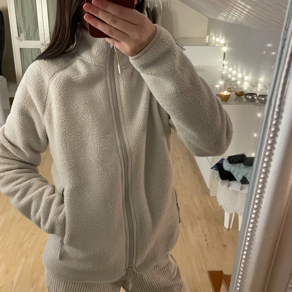 Teddy jacka ifrån lager157 i storlek xs, vit/beige, jätte mysig men den är lite orange där vid ”hakskyddet” av smink, men det kan jag enkelt tvätta bort, 120kr. Takit.
