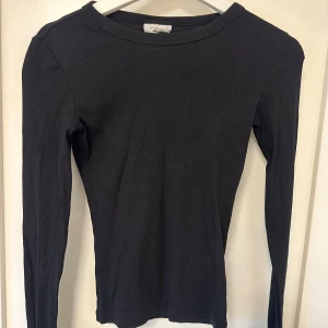 Svart tight tröja - Svart tight tröja ifrån Gina tricot i storlek xs, knappt använd då den är för liten. Fint skick🤩