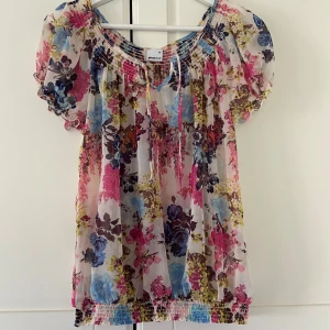 Söt blommig blus - Supersöt blommig blus💗🌸 Knappt använd🌸