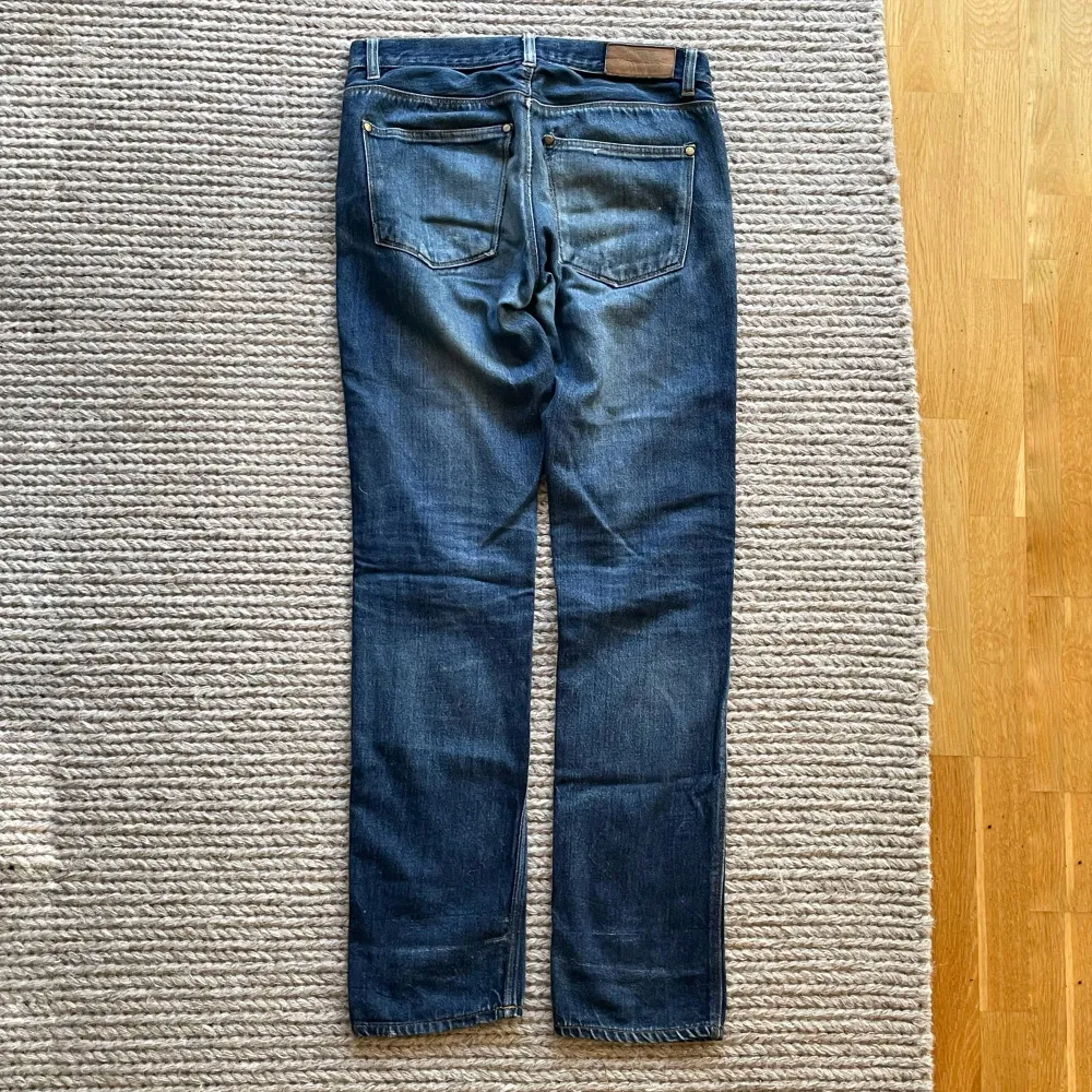 Acne studios max new raw jeans Midjemått tvärsöver: 39 cm innerbenslängd: 78 cm fotvidd: 17 cm. Jeans & Byxor.