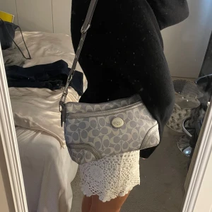 Vintage coach väska - Superfin vintage coach väska. Jättebra skick och jättebra och mycket fack inuti. Jättefina färger som passar till mycket! Skriv för fler bilder eller om du är intresserad! 💓