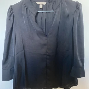 Blus - PRIS DISKUTERAS!! Superfin blus från h&m, aldrig använd!! Köpt för 250kr💗