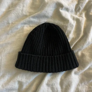 Mössa - Jättesnygg ribbad mössa från lager157. Mössan sitter lite som en fisherman beanie och är en liten modell. 🖤