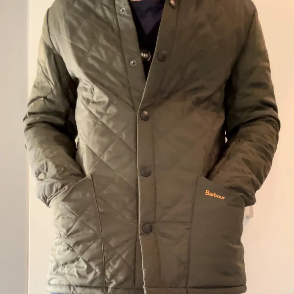 Tja! Säljer min Höst/Vinterjacka från barbour som är i extremt bra skick! Nypris: 2199kr. Jackor.