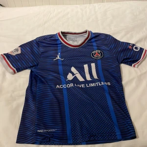 Har inte havt den länge vill inte ha den. Den är storlek 152. - Den är storlek 152 har inte havt den länge den är ny men har inte tagit på mig den