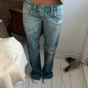 Jätte coola Fornarina low waist jeans. Slitna nere vid foten men annars i bra skick. Säljer för att de inte passar (de två första bilderna är från tidigare säljare) 