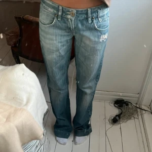 Fornarina low waist jeans - Jätte coola Fornarina low waist jeans. Slitna nere vid foten men annars i bra skick. Säljer för att de inte passar (de två första bilderna är från tidigare säljare) 
