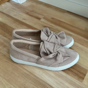 Mocka skor - Snygga skor i mocka. Storlek 38. Endast avvända en gång men kommer inte till användning.