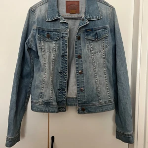 Jeansjacka  - Blå jeansjacka från gulblå